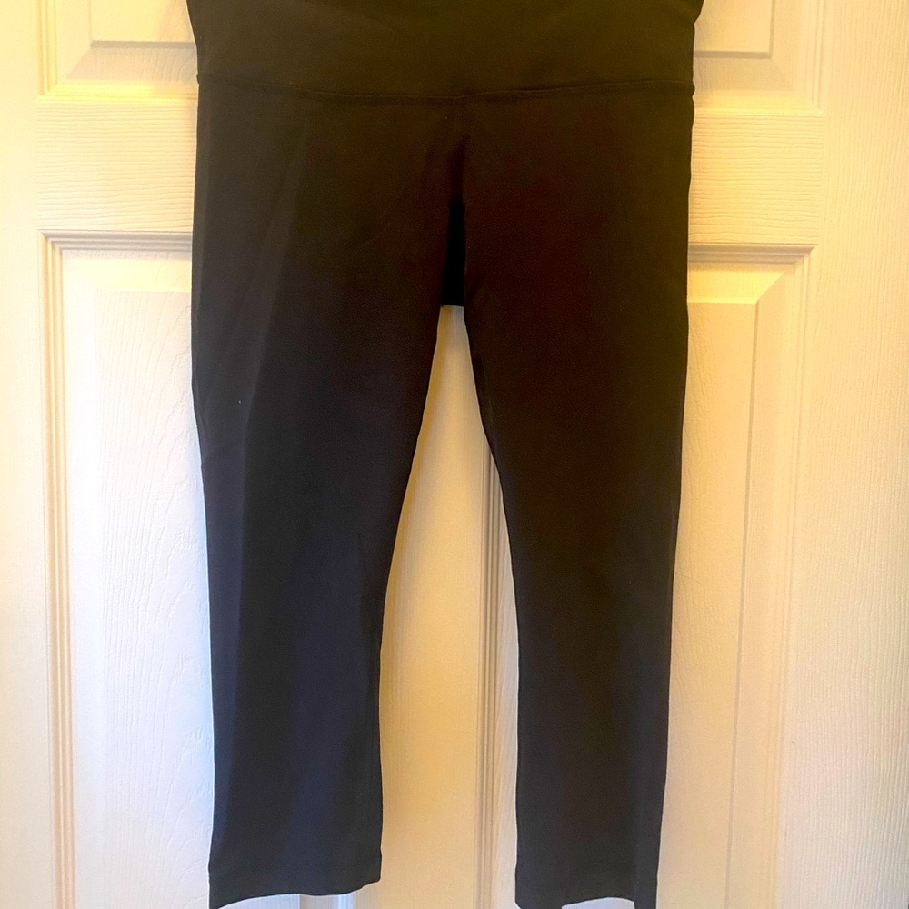 Black lululemon wunder under cropped leggings